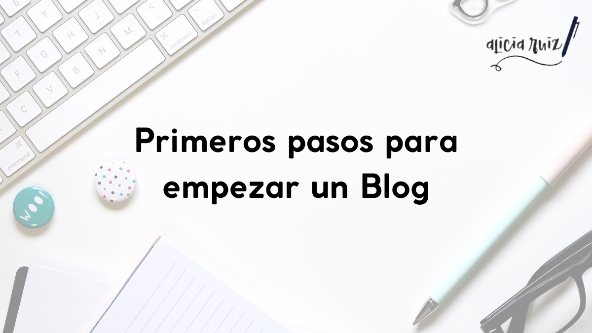 Primeros pasos para empezar un blog: teclado, libreta y bolígrafo sobre un escritorio blanco