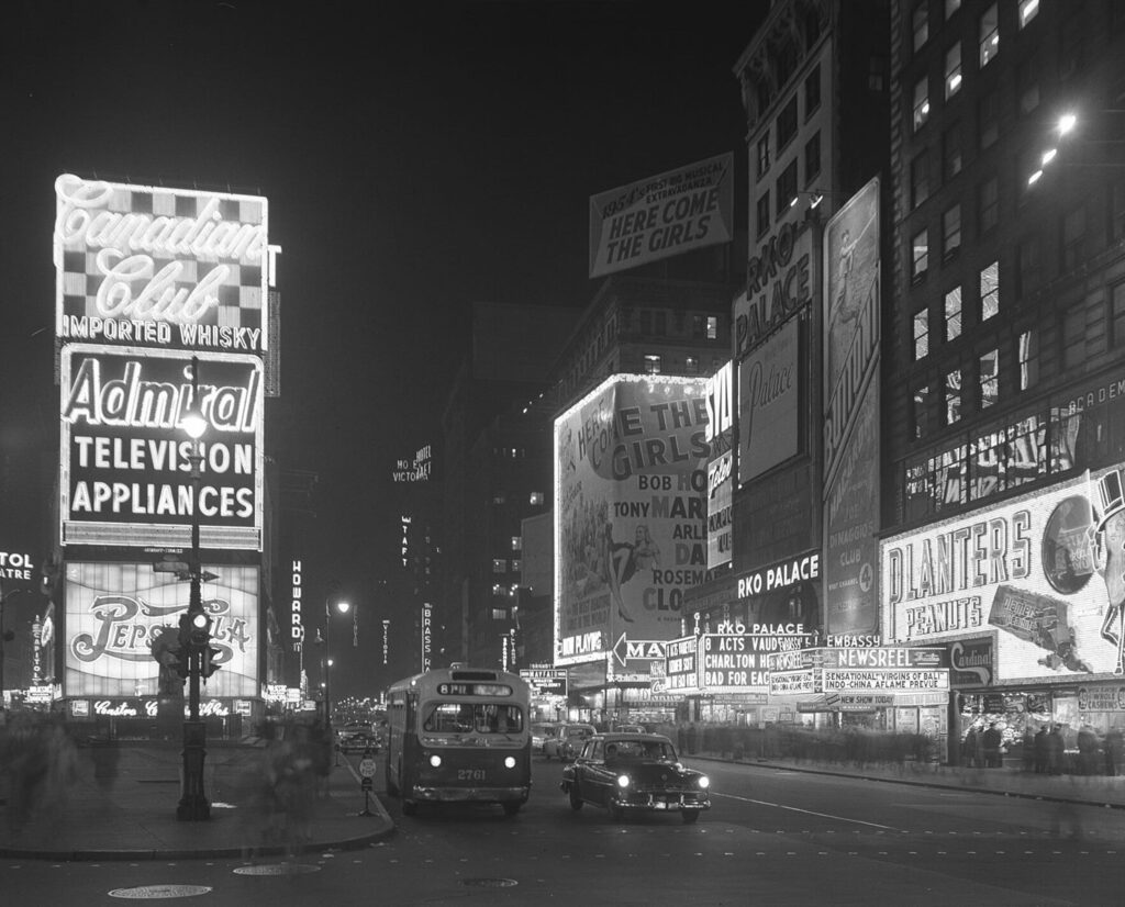 Carteles luminosos de Times Square, Nueva York, en 1953
